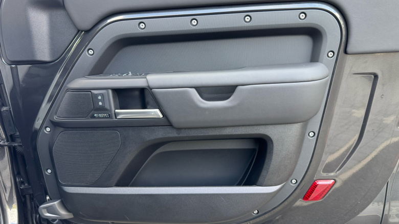 Land Rover Defender 3.0 D250 X-Dynamic HSE 90 3dr Auto Diesel Estate